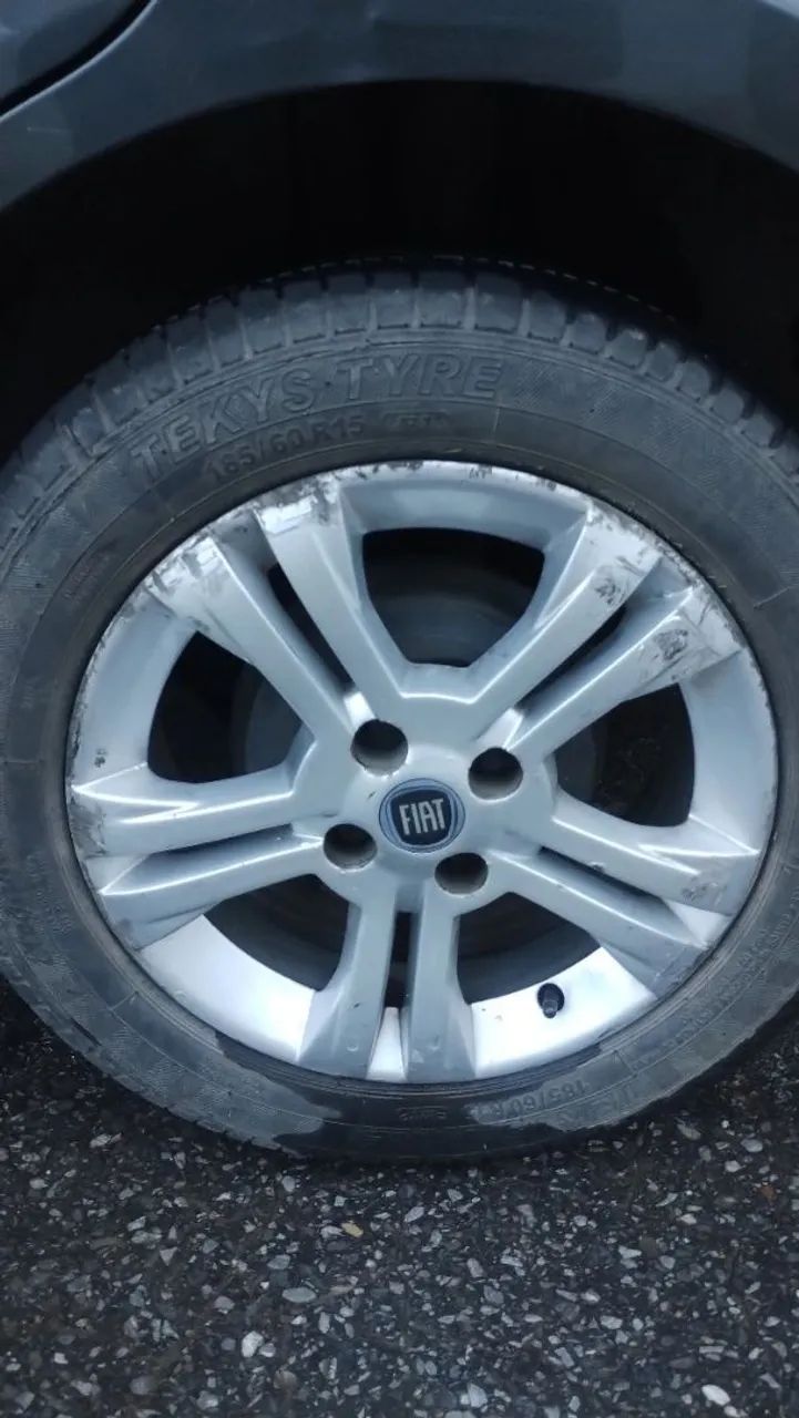 Vendo rodas Fiat  Troco Por roda 15 comum mais volta da pessoa  - Foto 4
