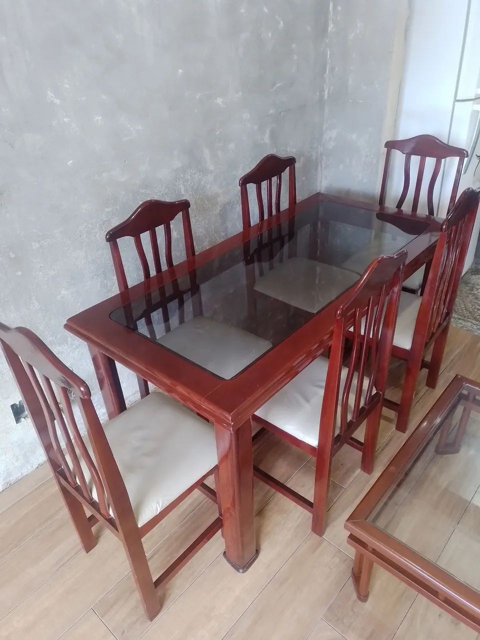 Mesa de Madeira com 6 cadeiras + Mesinha de centro