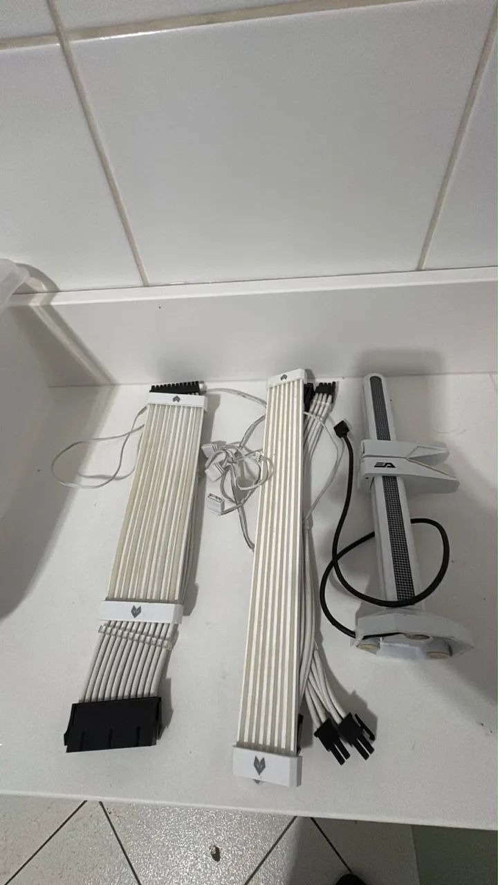 Kit cabos ARGB ATX white e suporte placa de vídeo usados - Foto 2