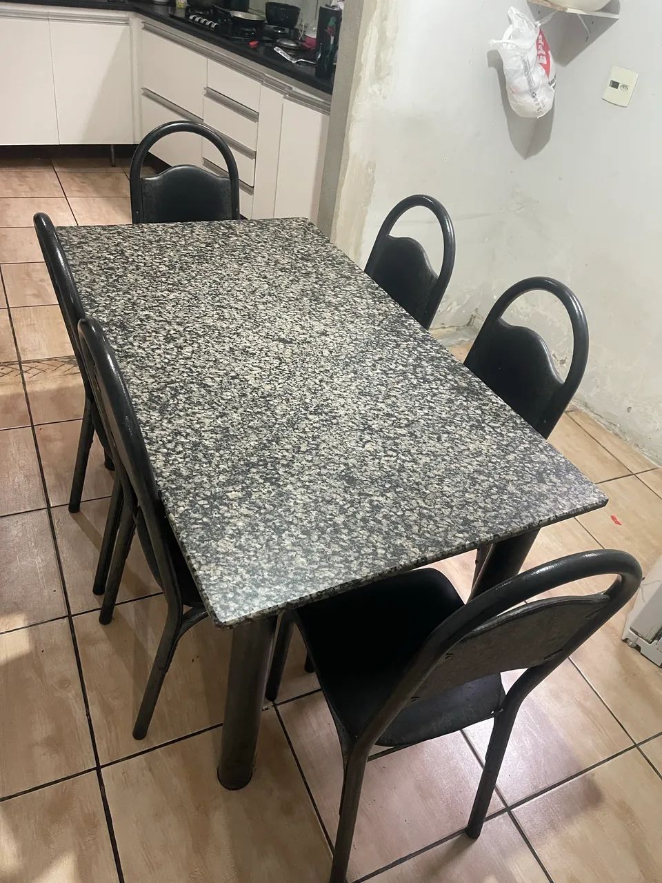 Mesa de Jantar com 6 Cadeiras - Tampo de Granito