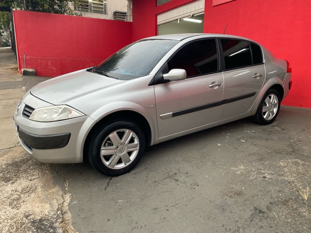 MEGANE 1.6 FLEX B EM COURO E MULTIMÍDIA