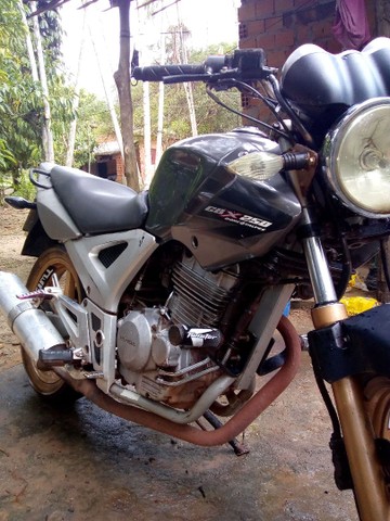 VENDE-SE UMA MOTO CB TWISTER