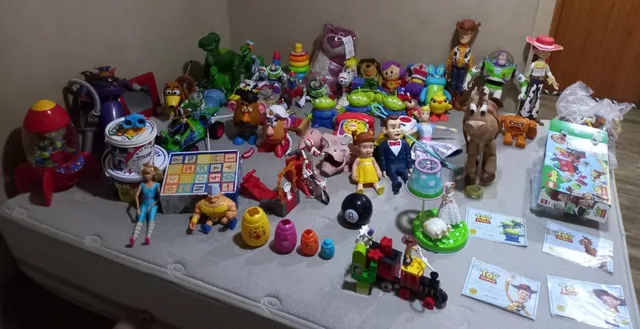 Coleção com 5 Filmes Infantis em Dvd Toy Story e Monstros Sa