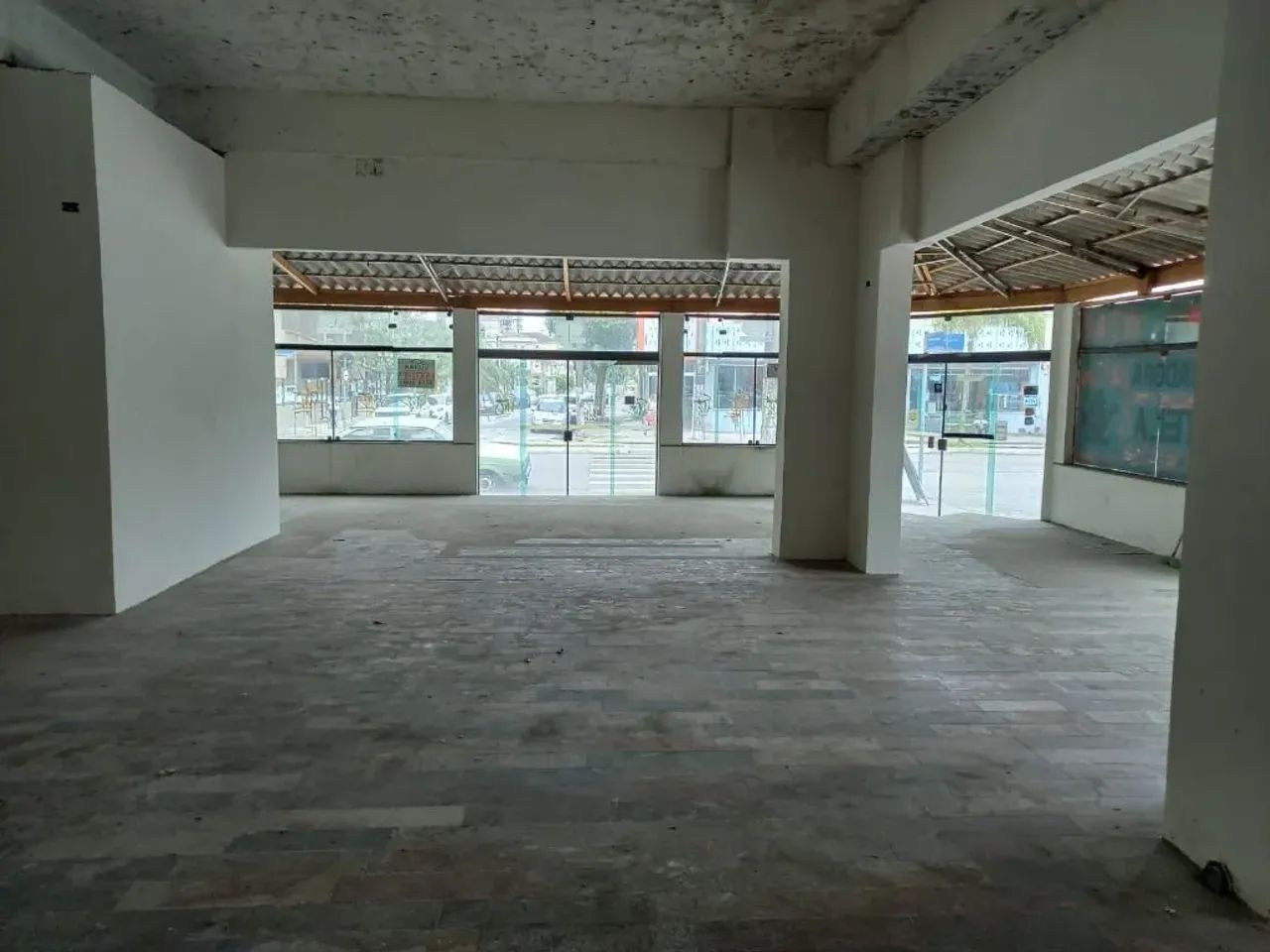 Imóvel para aluguel tem 300 metros quadrados em Aparecida - Santos - SP