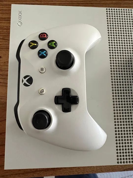 Xbox one s 1TB c/ 2 controles - Foto 3