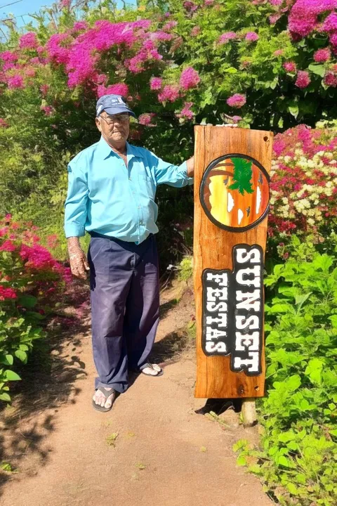 Placa entalhada em madeira