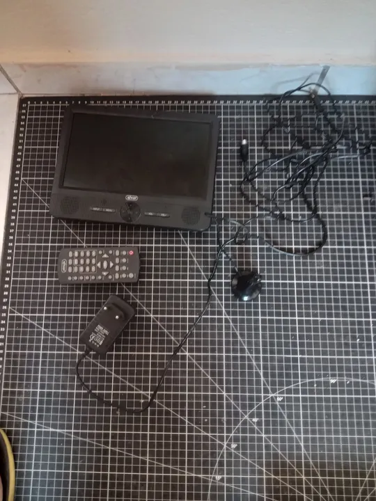 Tv portatil "9"polegadas com controle remoto