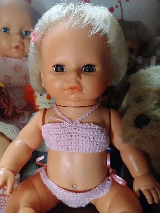 Boneca antiga de vinil com biquíni de crochê - Foto 2