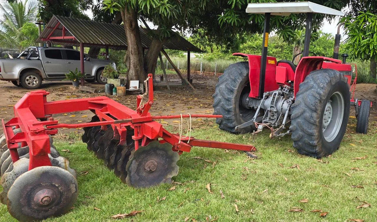Vende-se esse trator com a grade