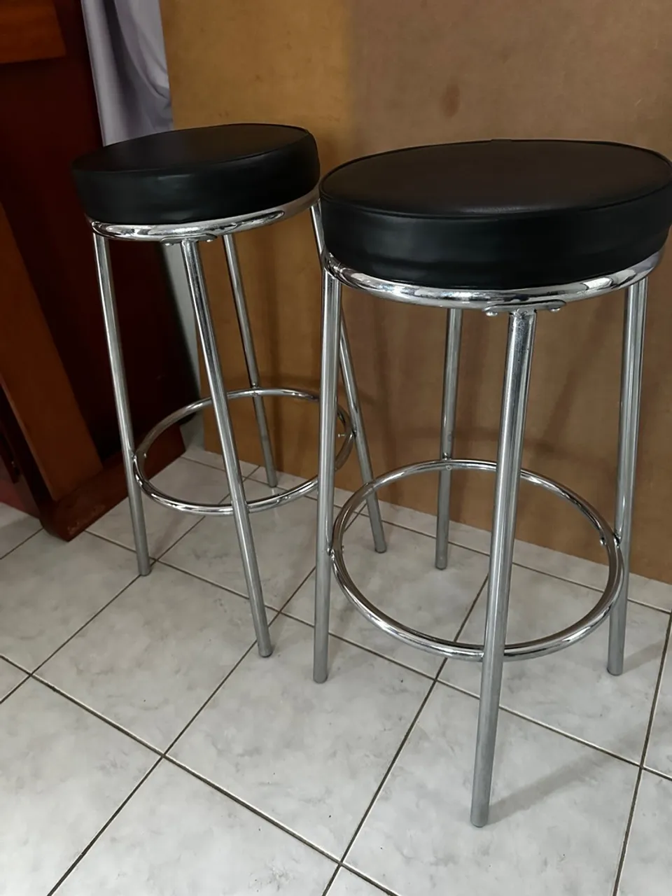 Banqueta Alta de Alumínio e assento de couro - Novinhas!!