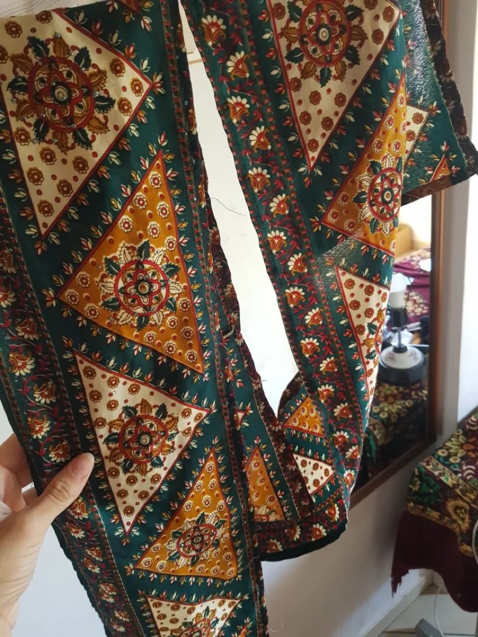 Lenço estampado com design floral e cores vibrantes