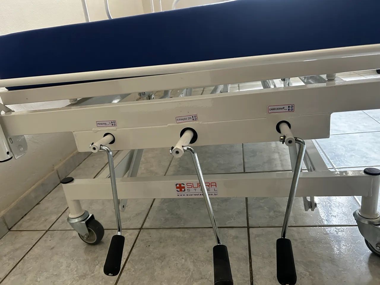 Cama Hospitalar com 3 manivelas + colchão  - Foto 3