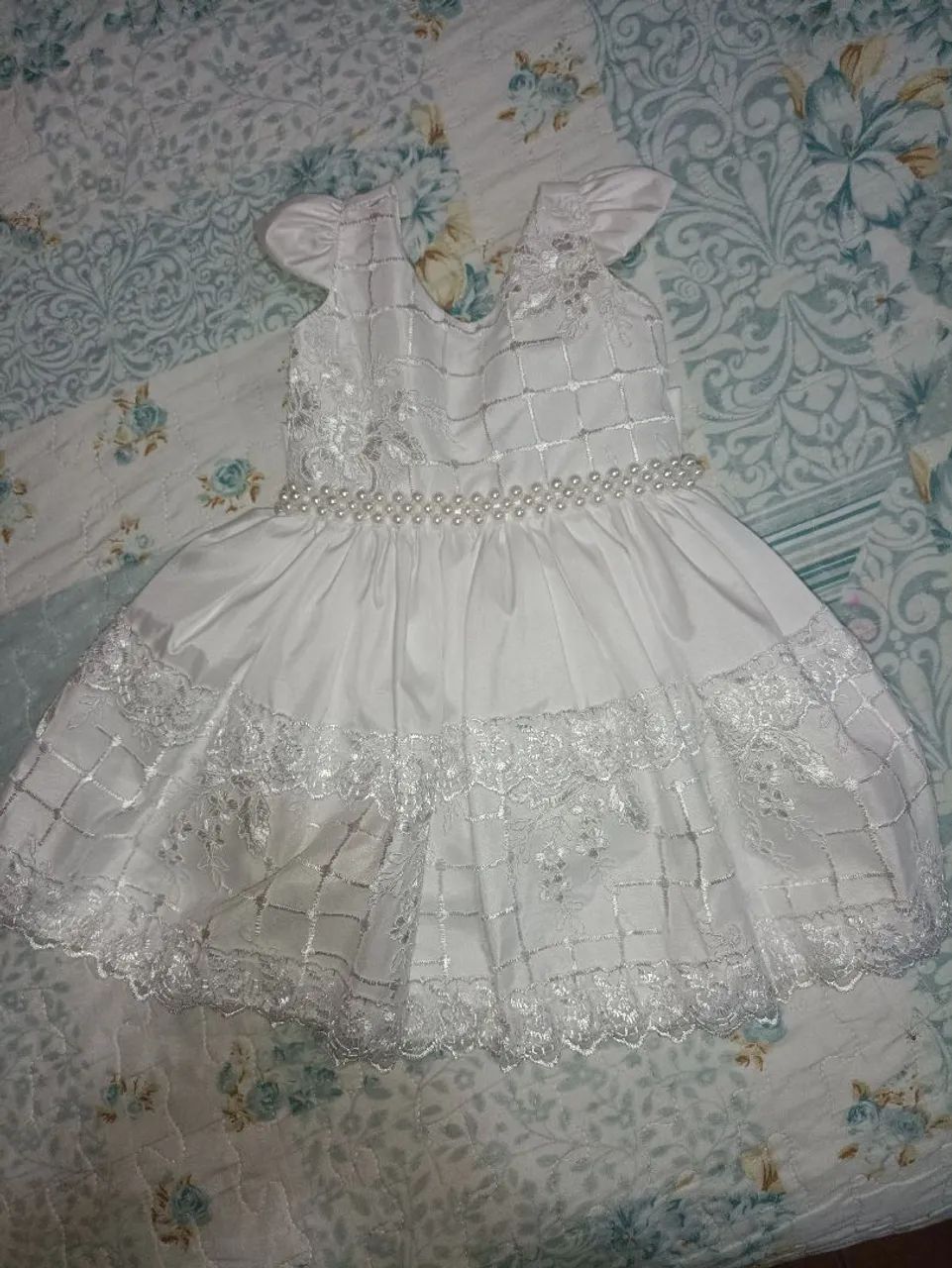 Vestido de Festa Infantil Branco com Detalhes em pérola e em Renda Tam 1 ano