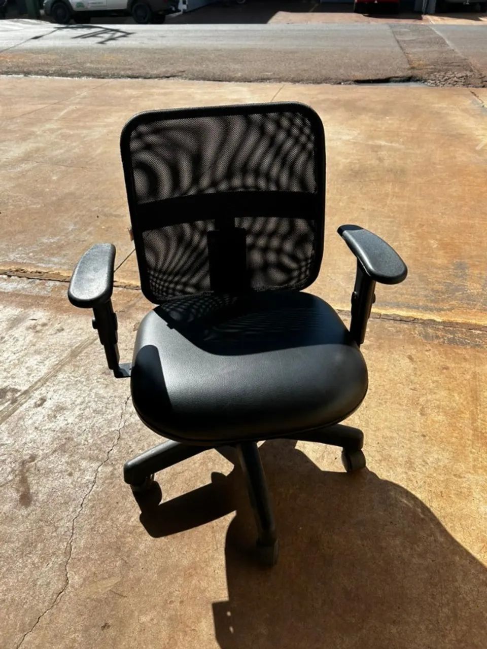 Cadeira de Escritório estofada preta, Giratória