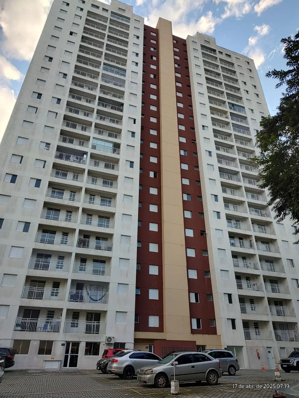 Alugo dois quartos num apartamento de 3 quartos,sem mobília.