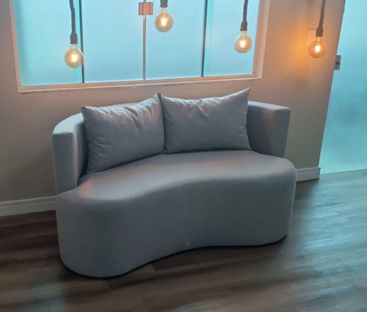 Sofá curvo modelo orgânico com 1.55m