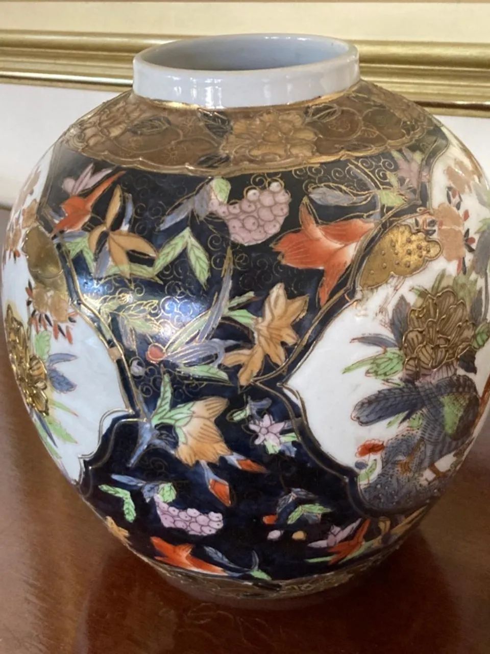 Par de Potiches Chineses com Tampa - Porcelana Decorativa com Dourado - Foto 3