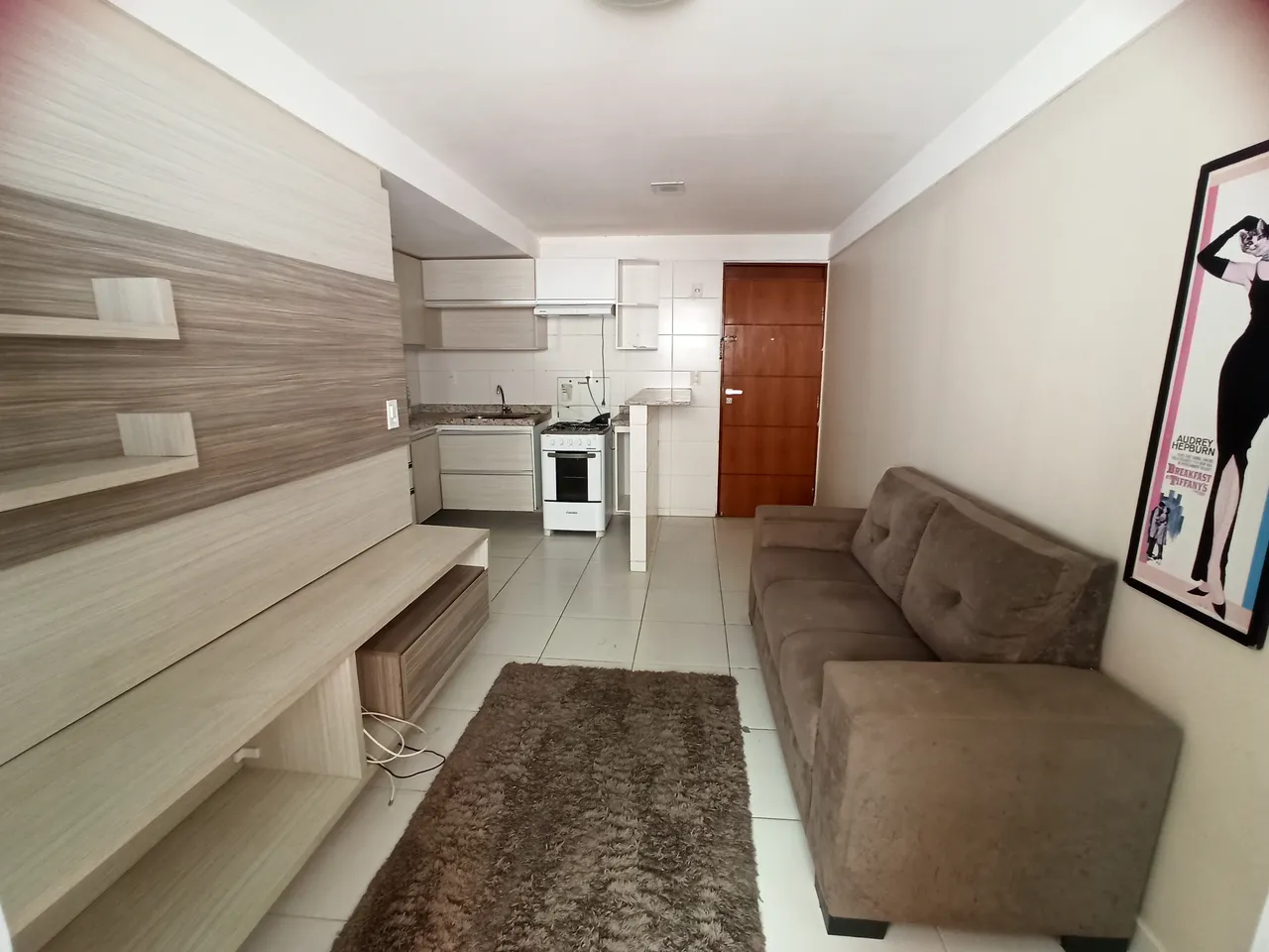 Flat mobiliado, 01 quarto, varanda, prédio com elevador e piscina em Intermares