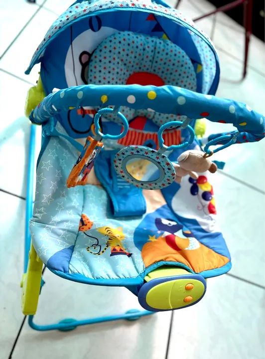 Cadeirinha vibra e toca  infantil 