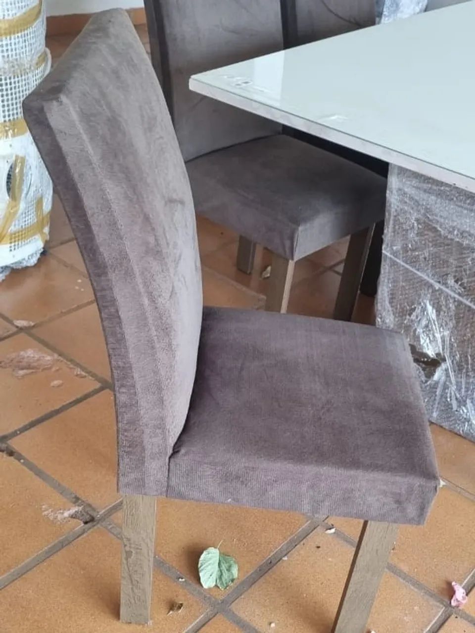 Mesa de jantar de 0,79 m x 1,59 m com 6 cadeiras novíssima - Foto 2