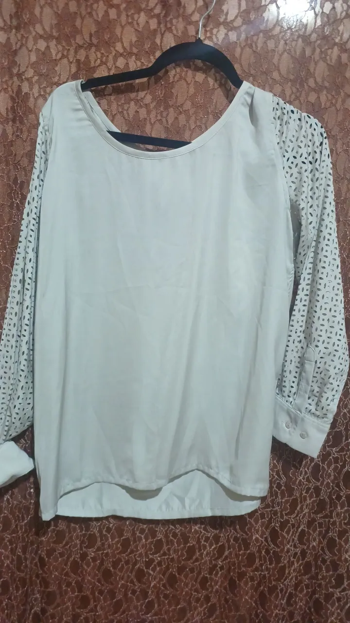 Blusa manga longa com detalhes vazados