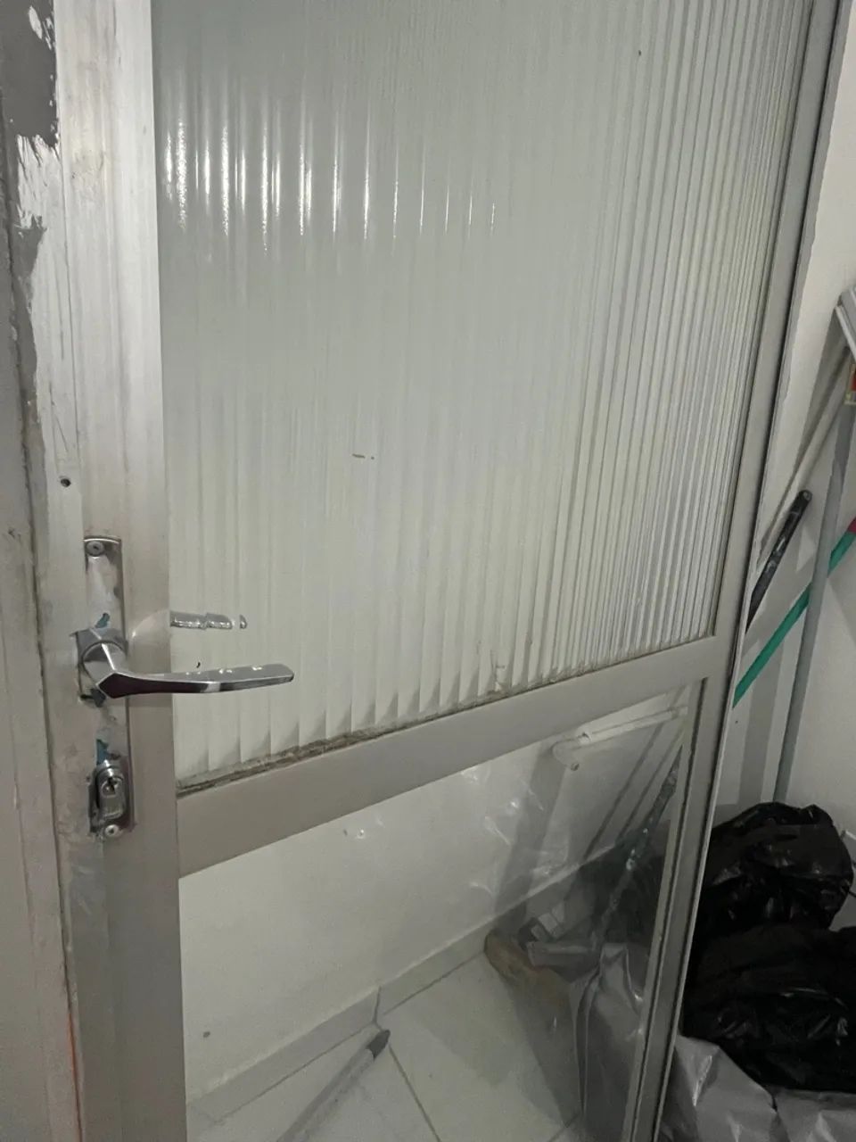 Porta de Alumínio com Vidro Canelado - Foto 2