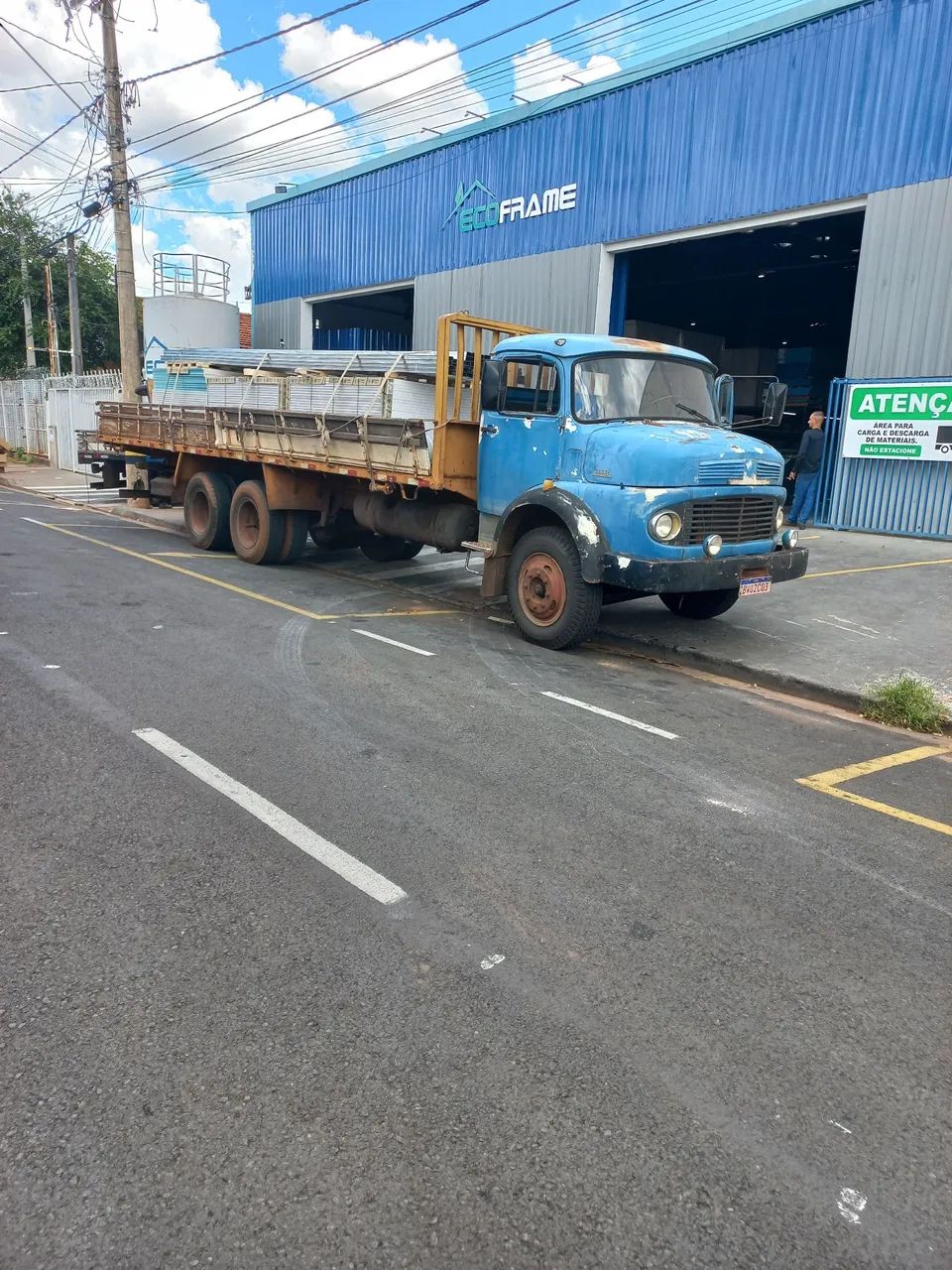 Frete  caminhão carroceria 8 mt grade baixa  - Foto 3