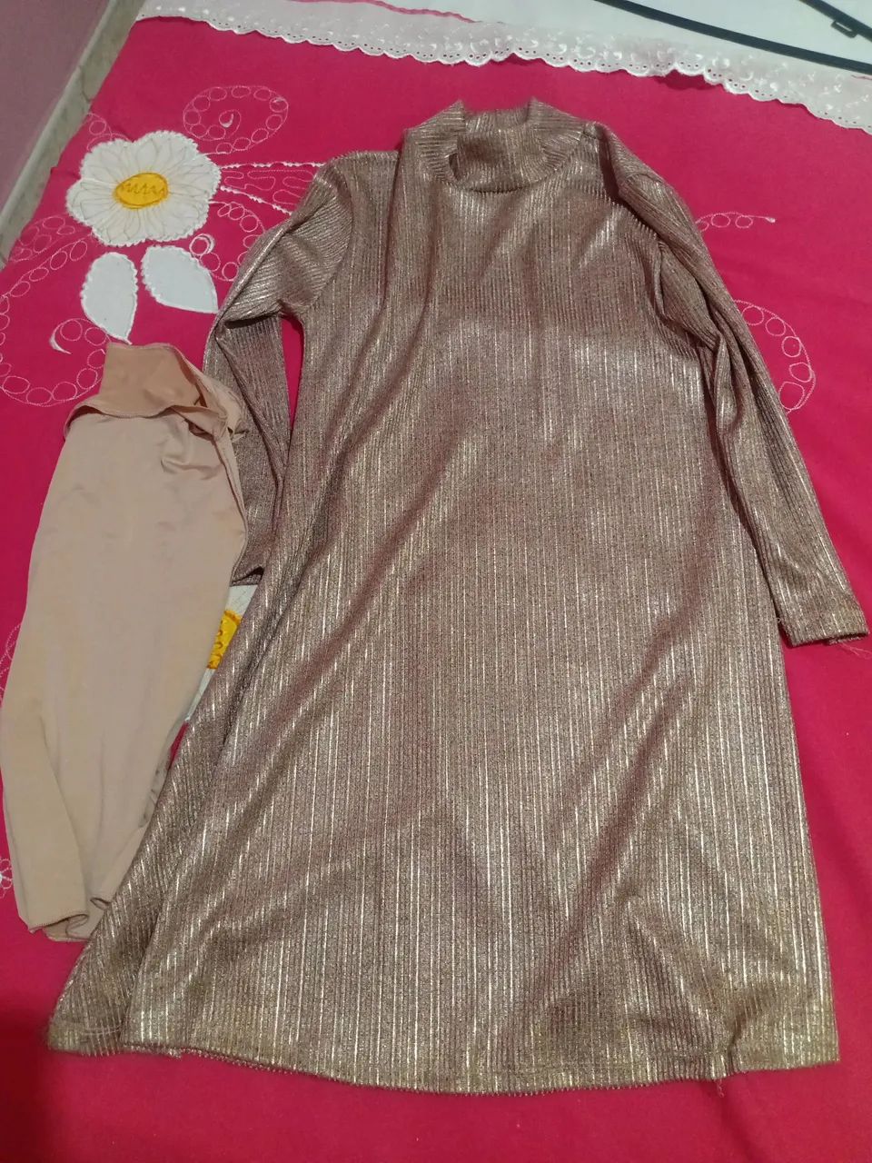 Vestido Dourado com Manga Longa e Brilho - Foto 5