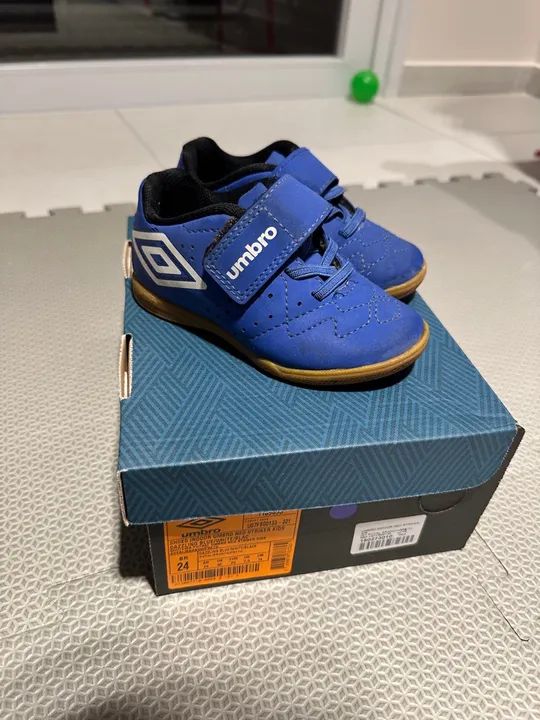 Chuteira Umbro tamanho 24 infantil