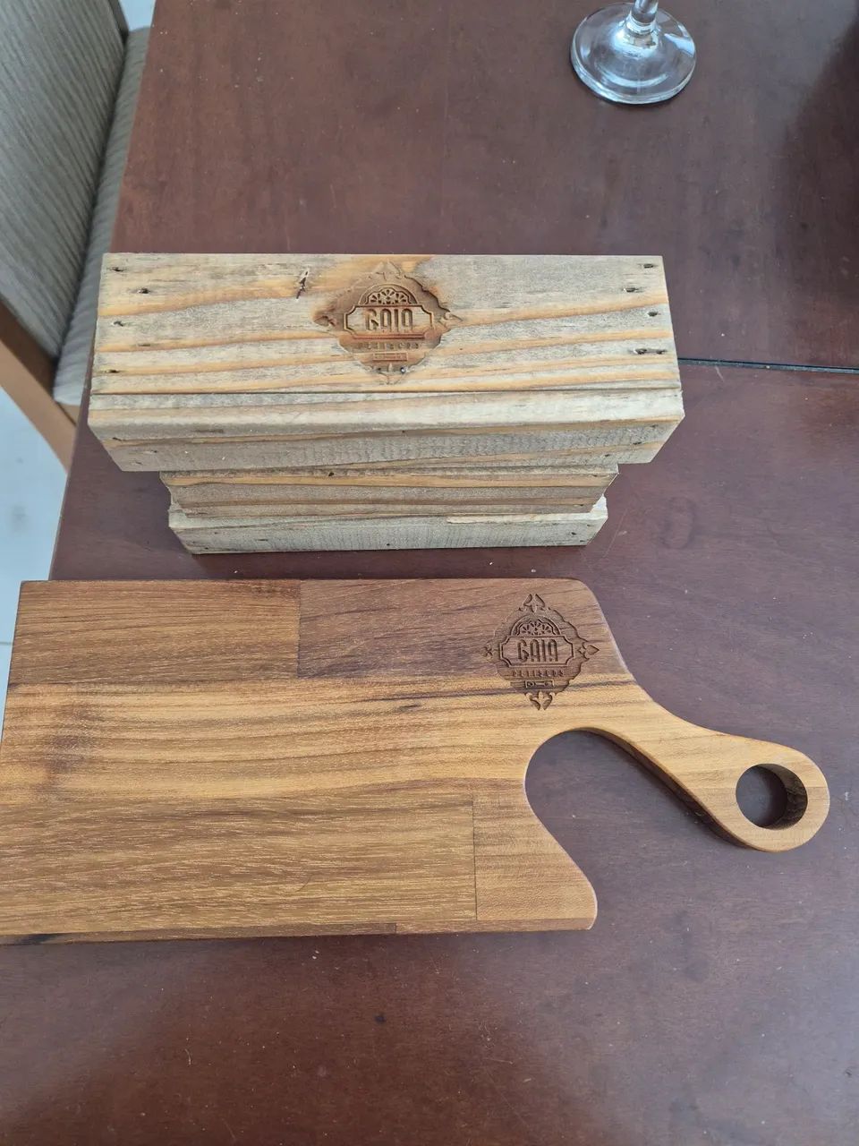 kit tábuas, caixotes organizadores/mesa em madeira e taças. Novos e com logo. - Foto 3