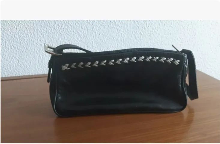 Bolsa Baguette Preta Com Debrum Preto E Branco 