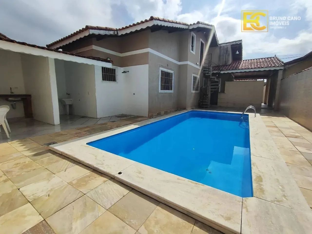 Casa térrea com piscina á 400m do mar á venda - Tres Marias - Peruíbe/SP