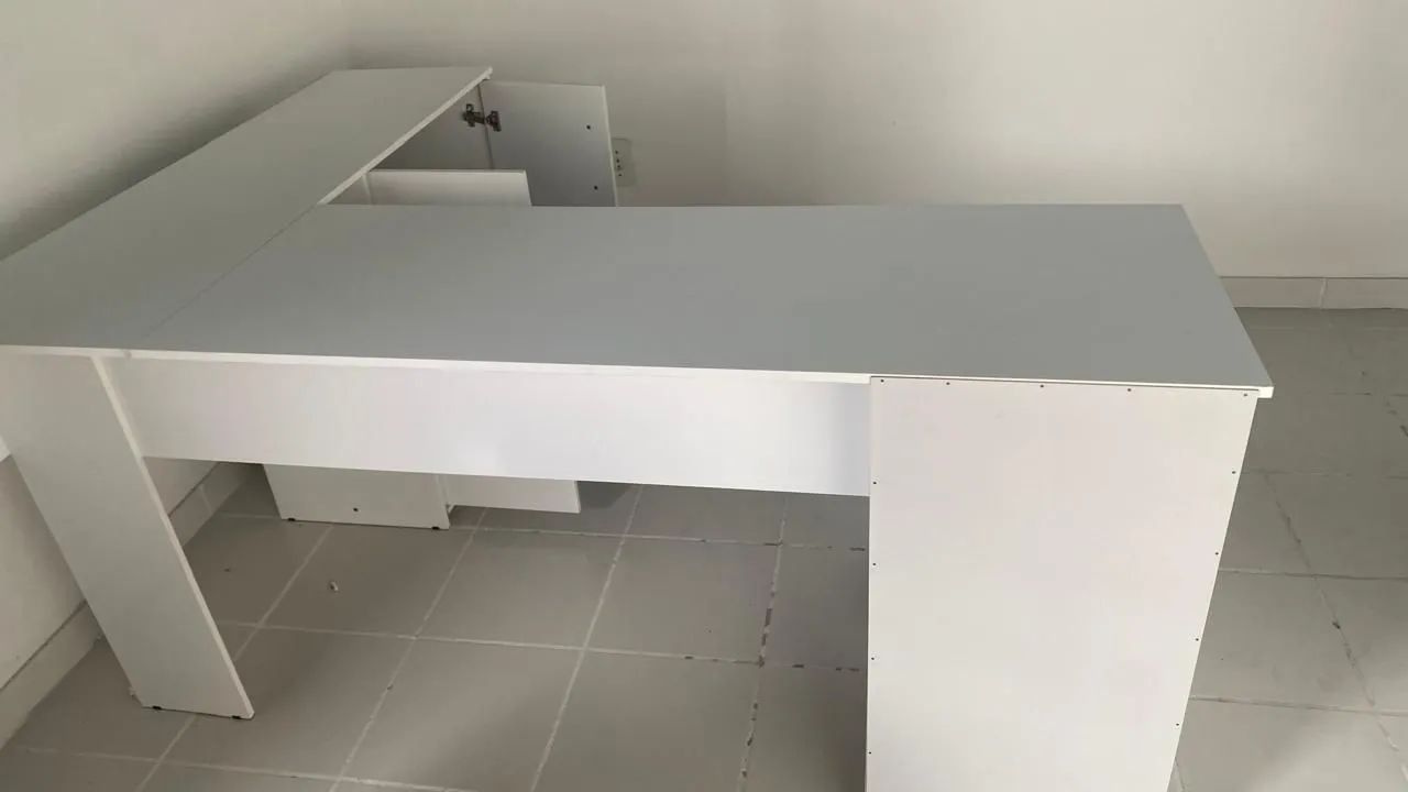 Mesa de escritório em L com gavetas - Foto 2