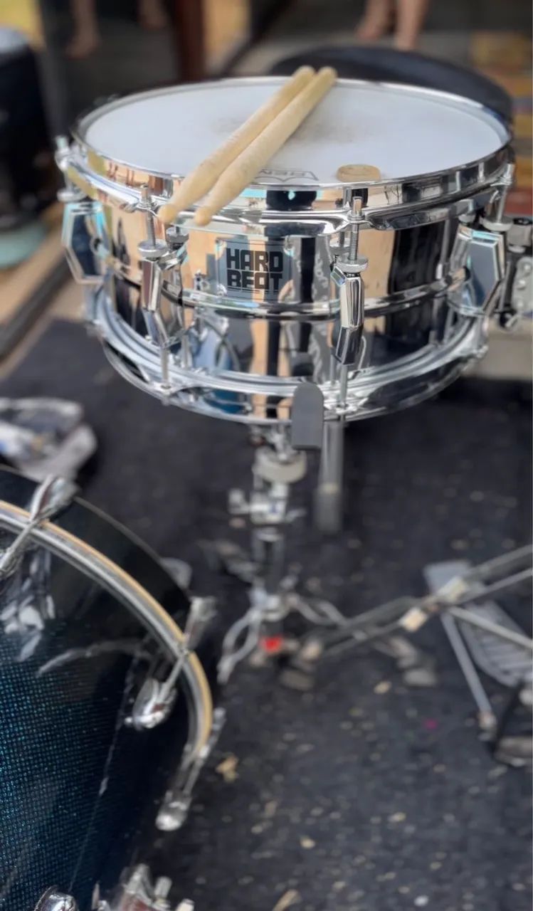 Caixa de bateria Hard Beat 12x6 - pele Remo Black Suede + aros Power Hoop - Foto 2