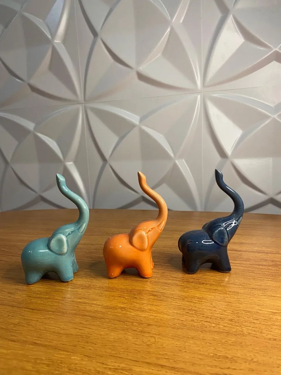 Trio de Elefantes Decorativos em Cerâmica - Azul, Laranja e Marinho