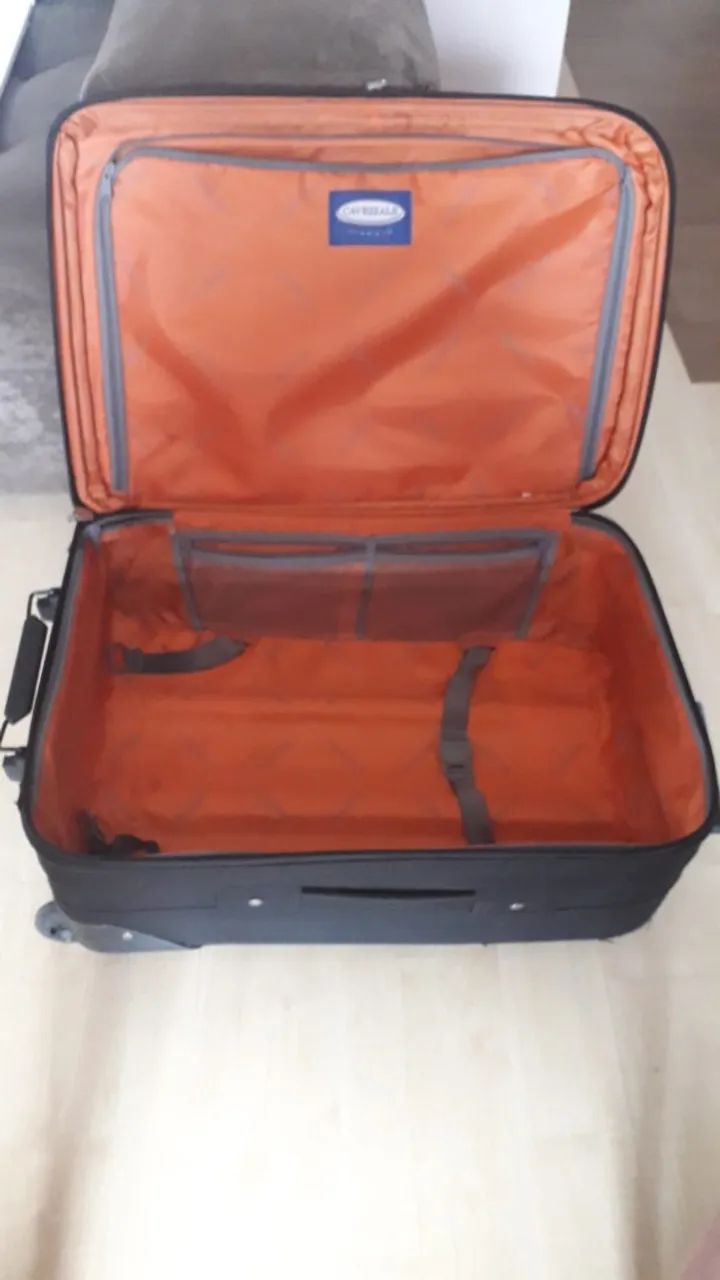 Mala de viagens Cavezzale com rodinhas cor preta usada e conservada  - Foto 2