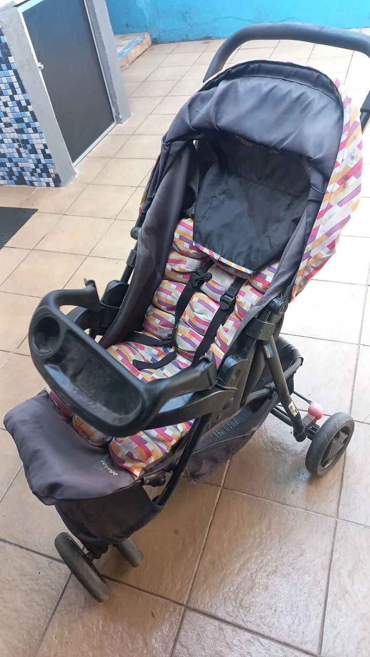 Vendo carrinho de bebê e berço 