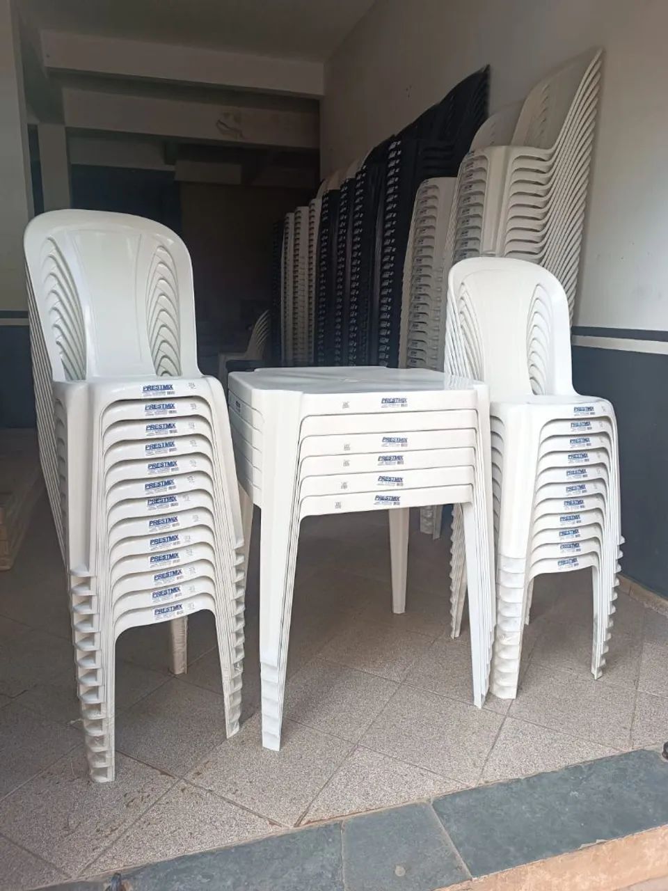 Jogos de Cadeiras Plásticas Brancas e pretas.