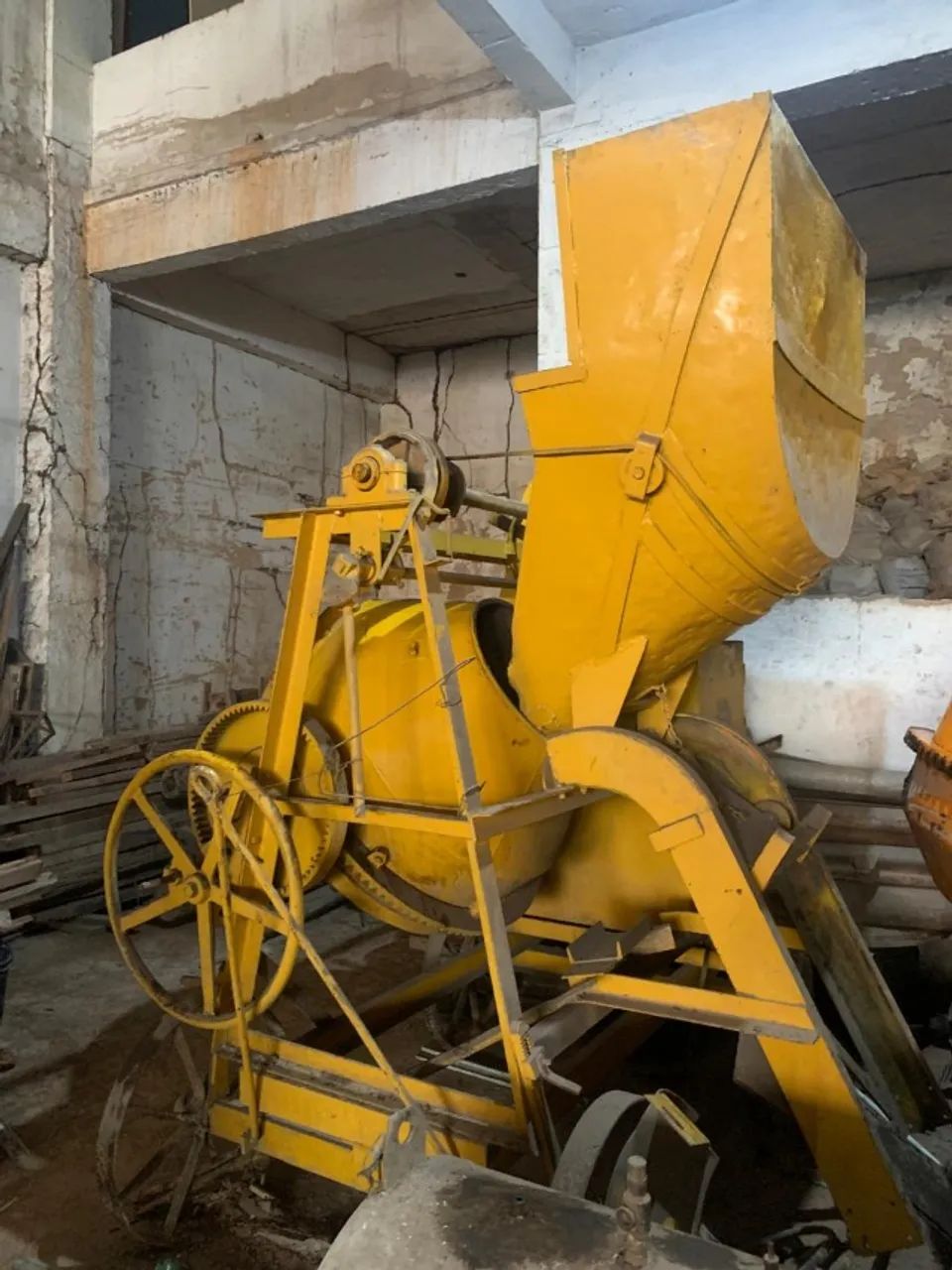 Betoneira autocarregável MORITZ 400L- Usada64842101753089120