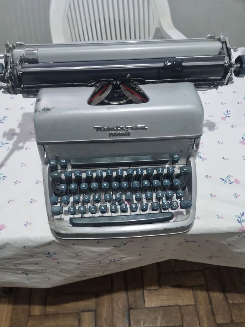 VENDO MAQUINA DE ESCREVER ANTIGA64706124563073120