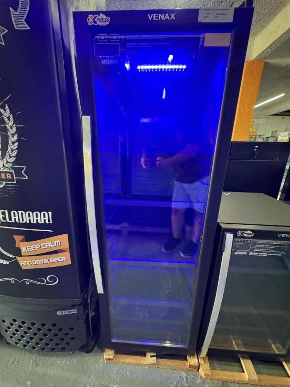 Cervejeira Venax 200l com aquecimento na porta (Ester) 