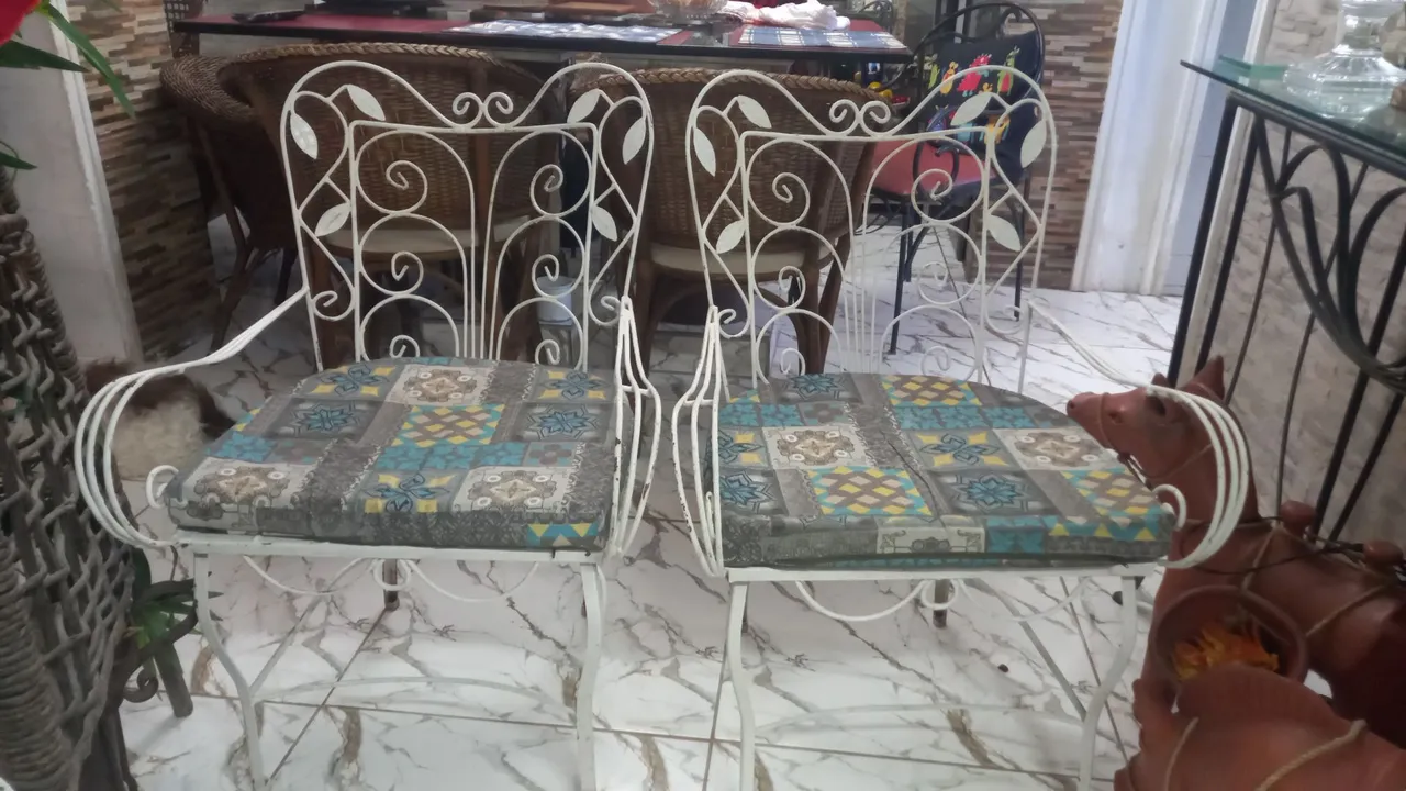 Conjunto de cadeiras de ferro branco com almofadas