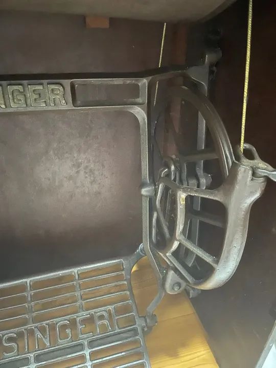 Máquina de costura antiga - Foto 4