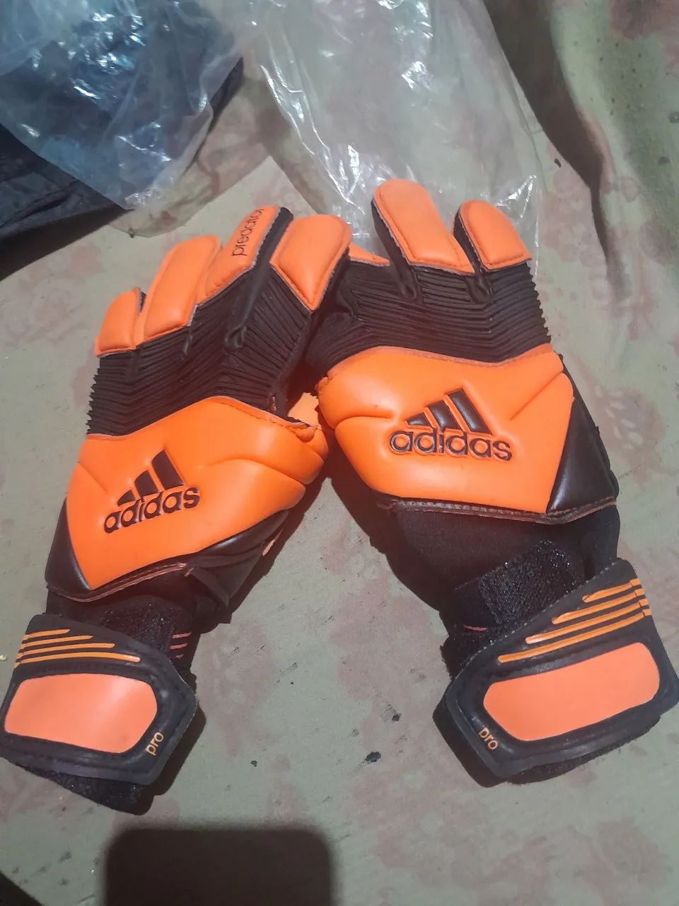 Luvas de Goleiro Adidas Pro - Tamanho 08 , usada ,mais tá em bom estado 
