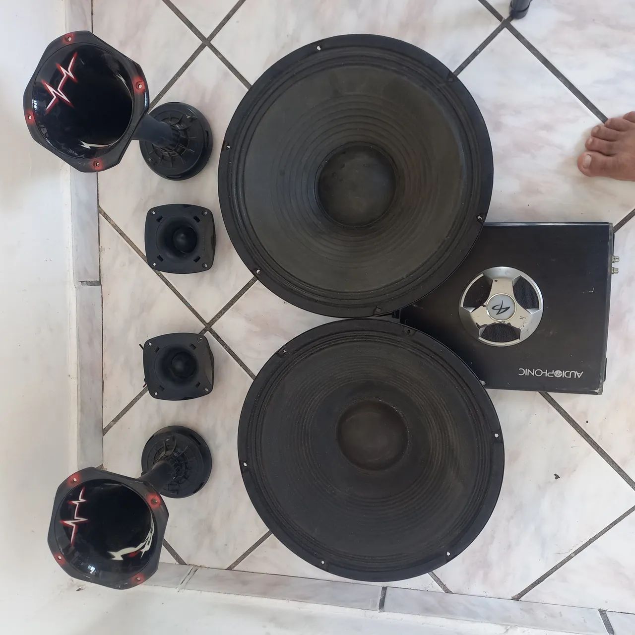 Autofalantes e outros. 