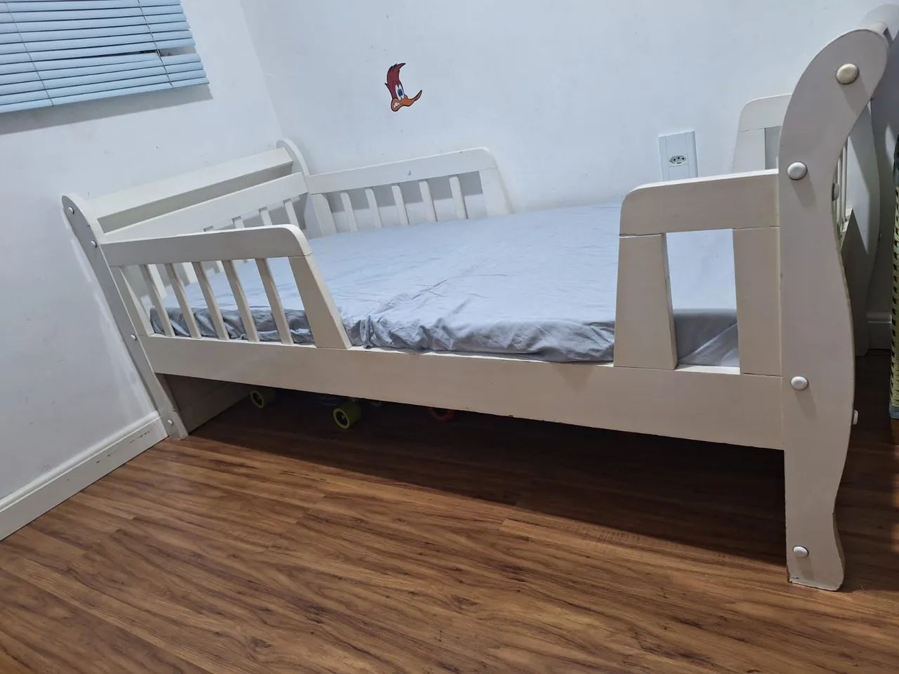 Mini Cama de solteiro branca com grade de proteção