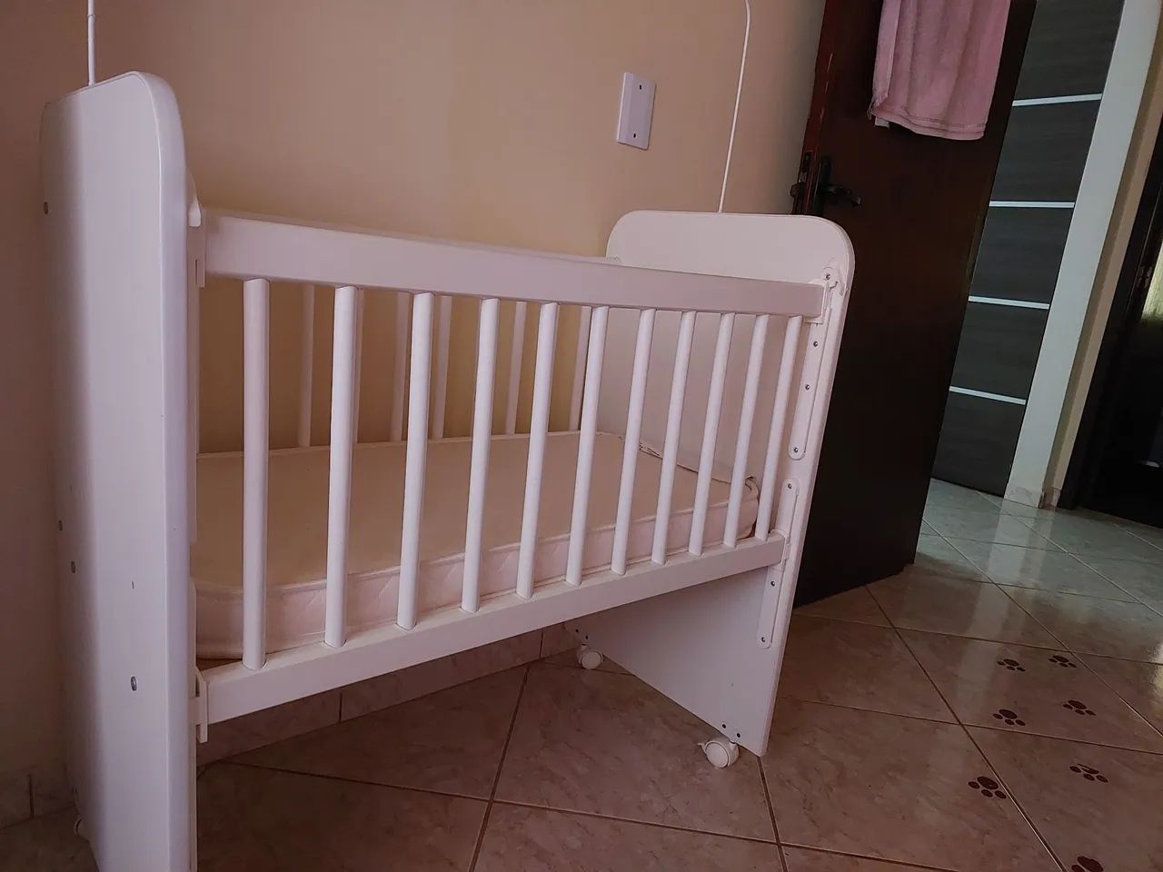 Berço infantil com regulagem de altura 64311797491458122