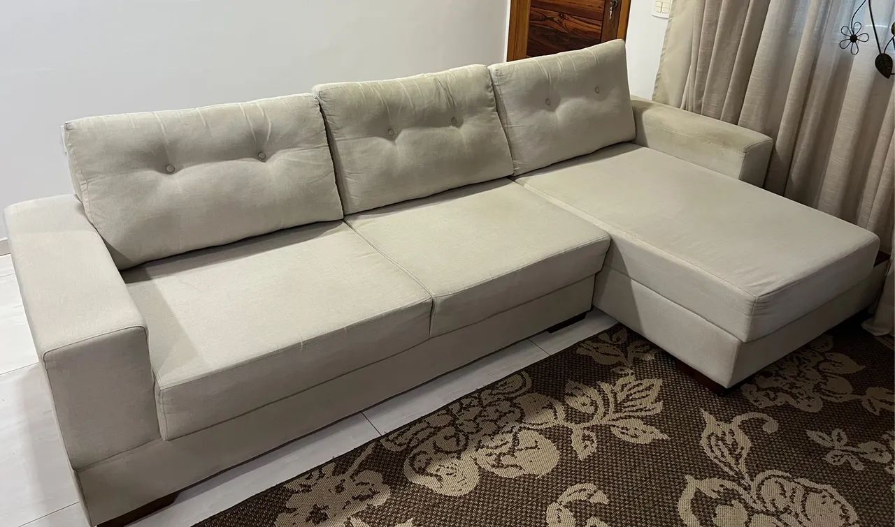 Sofá com chaise e apoio em madeira 