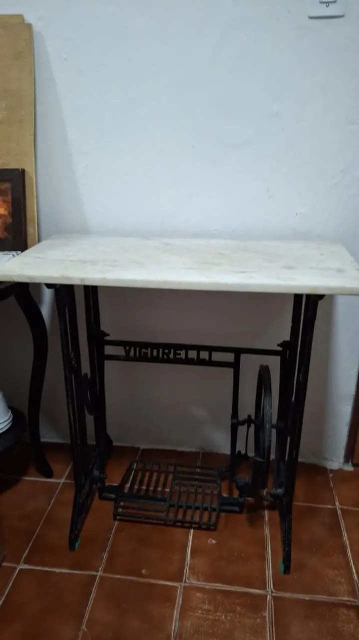 Mesa com base de máquina de costura