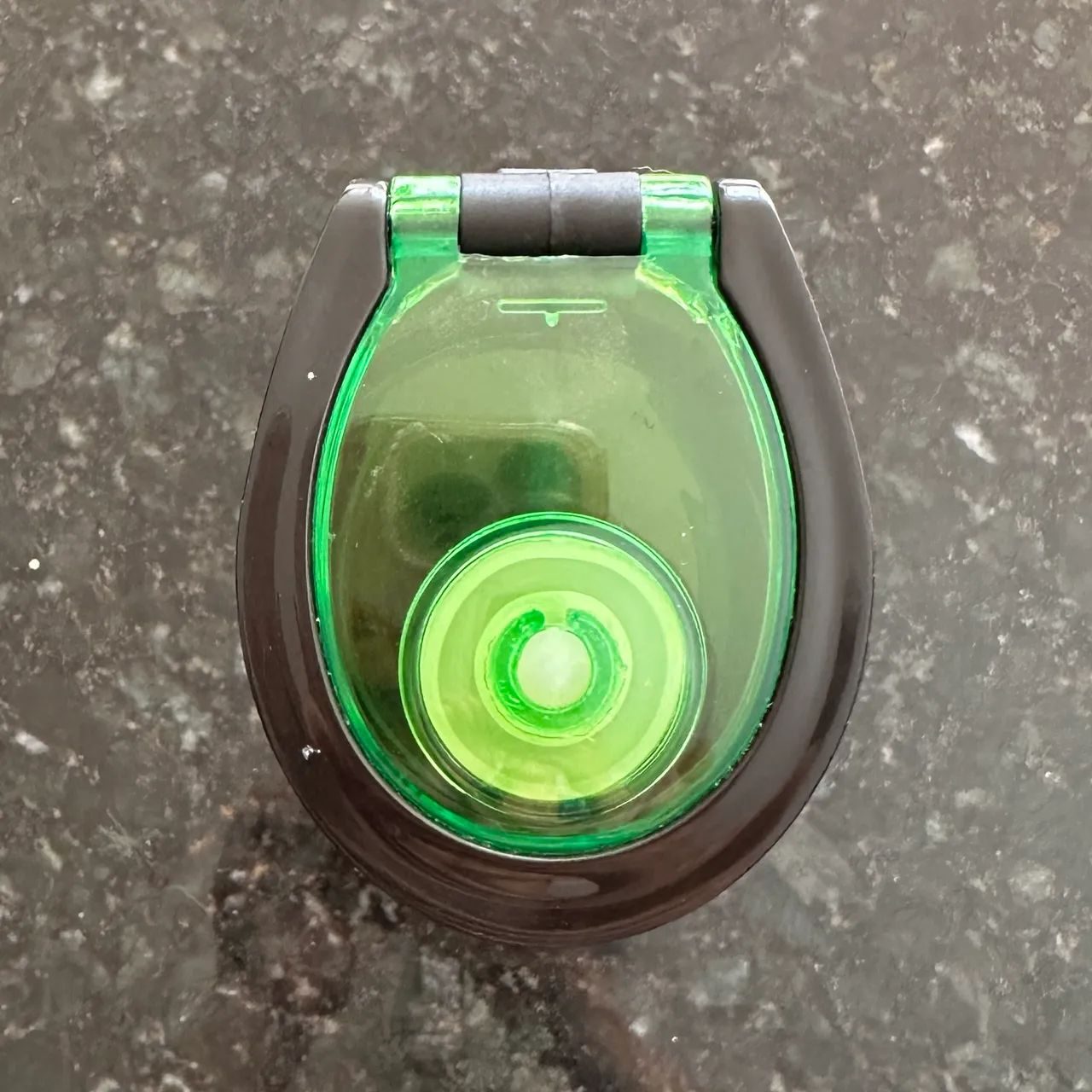 Garrafa com infusor preta e verde - Foto 2